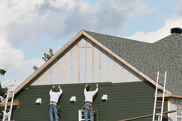 Professional Siding technician working in Linthicum Heights, MD